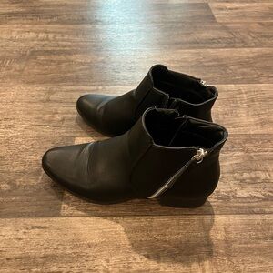 Women’s Croft and Barrow black faux leather ankle boots, size 9